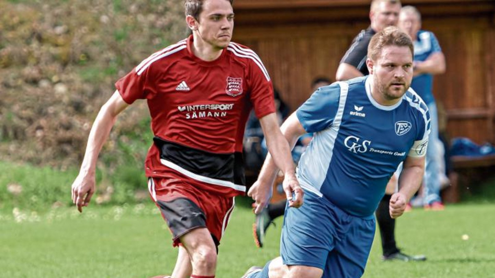 Tom Hecht (links) hat seit dem Spiel gegen die SGM Riexingen II vor zwei Wochen ein dickes Knie und muss unter Umständen auch gegen Gündelbach passen. Foto: Simecek Tom Hecht (links) hat seit dem Spiel gegen die SGM Riexingen II vor zwei Wochen ein dickes Knie und muss unter Umständen auch gegen Gündelbach passen. Foto: Simecek