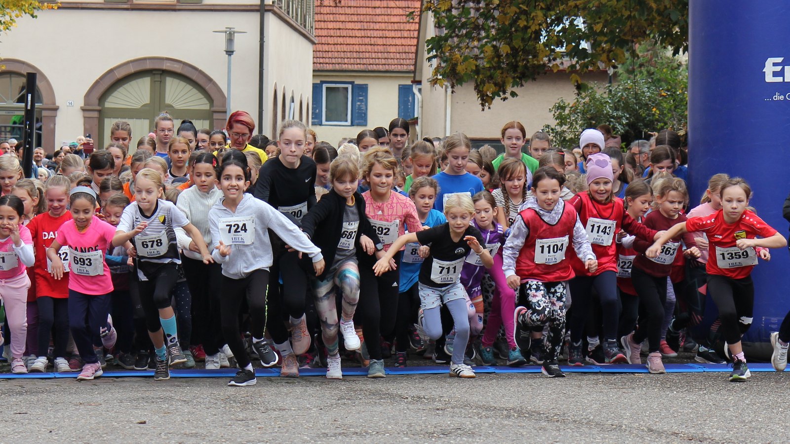 Voller Elan starten die Schülerinnen in den Lauf über 1500 Meter. Sontje Albers vom Friedrich-Abel-Gymnasium gewinnt den Lauf und benötigt lediglich 5:56 Minuten für die Strecke. Fotos: Dittrich