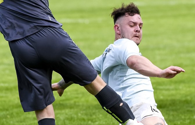 Vollen Einsatz zeigen Louis Schneider (links) von der SGM Hohenhaslach/Freudental und Davide Tasselli vom TSV Häfnerhaslach. Das Duell der beidne Kontrahenten endet 2:2-Unentschieden. <span class='image-autor'>Foto: Leitner</span>