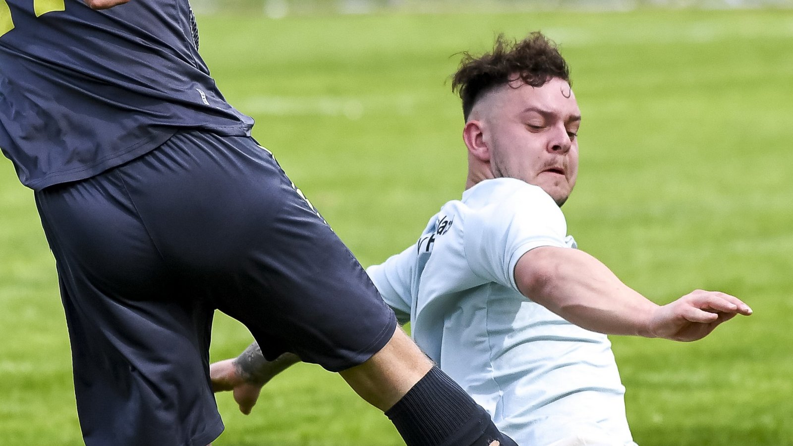 Vollen Einsatz zeigen Louis Schneider (links) von der SGM Hohenhaslach/Freudental und Davide Tasselli vom TSV Häfnerhaslach. Das Duell der beidne Kontrahenten endet 2:2-Unentschieden. Foto: Leitner