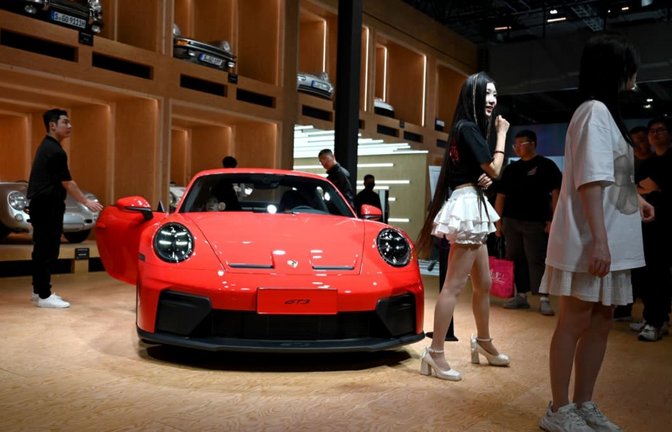 Porsche präsentierte auf der Auto Shanghai 2025 einen GT 3. Nun tut sich der Stuttgart Autohersteller formal mit dem chinesischen Hersteller Xpeng zusammen, um gemäß der E-Regeln möglichen CO2-Strafzahlungen zu entgehen.<span class='image-autor'>Johannes Neudecker/dpa</span>