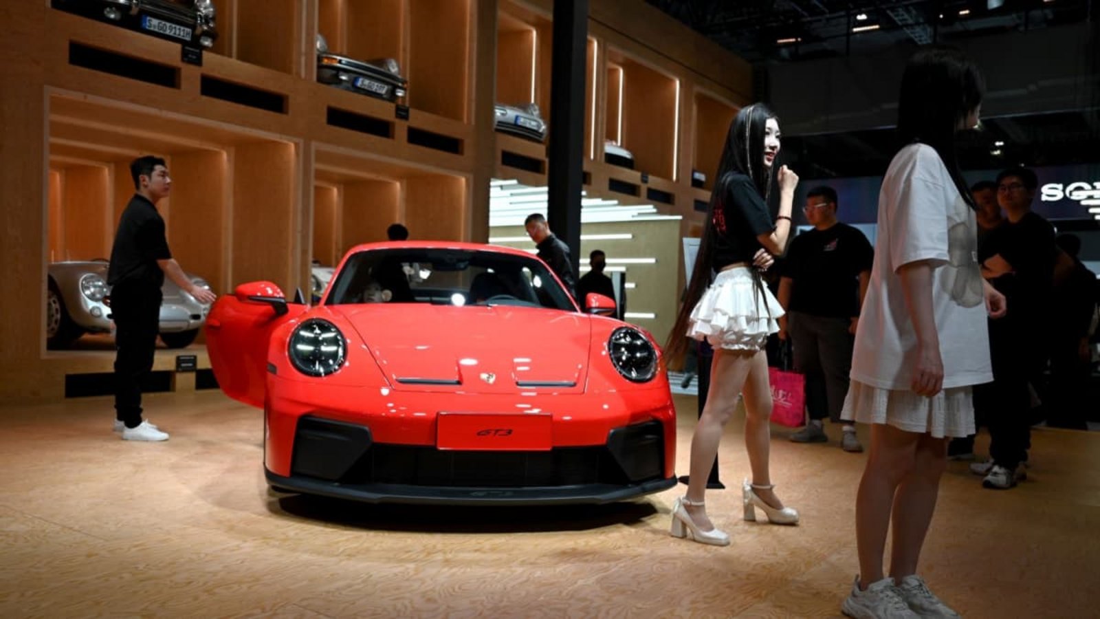 Porsche präsentierte auf der Auto Shanghai 2025 einen GT 3. Nun tut sich der Stuttgart Autohersteller formal mit dem chinesischen Hersteller Xpeng zusammen, um gemäß der E-Regeln möglichen CO2-Strafzahlungen zu entgehen.Johannes Neudecker/dpa Porsche präsentierte auf der Auto Shanghai 2025 einen GT 3. Nun tut sich der Stuttgart Autohersteller formal mit dem chinesischen Hersteller Xpeng zusammen, um gemäß der E-Regeln möglichen CO2-Strafzahlungen zu entgehen.Johannes Neudecker/dpa