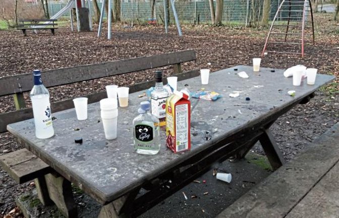 Am Kinderspielplatz am Vaihinger Rondell kommt es immer wieder zu Vermüllungen. „Heute früh war es jedoch am heftigsten“, schreibt unser Leser Karlheinz Gulich zu seinem am Samstag aufgenommenen Foto. Für Mensch und Tier sei der Platz wegen Scherben nicht mehr gefahrlos zu betreten. Leider sei dies immer öfter zu beobachten.