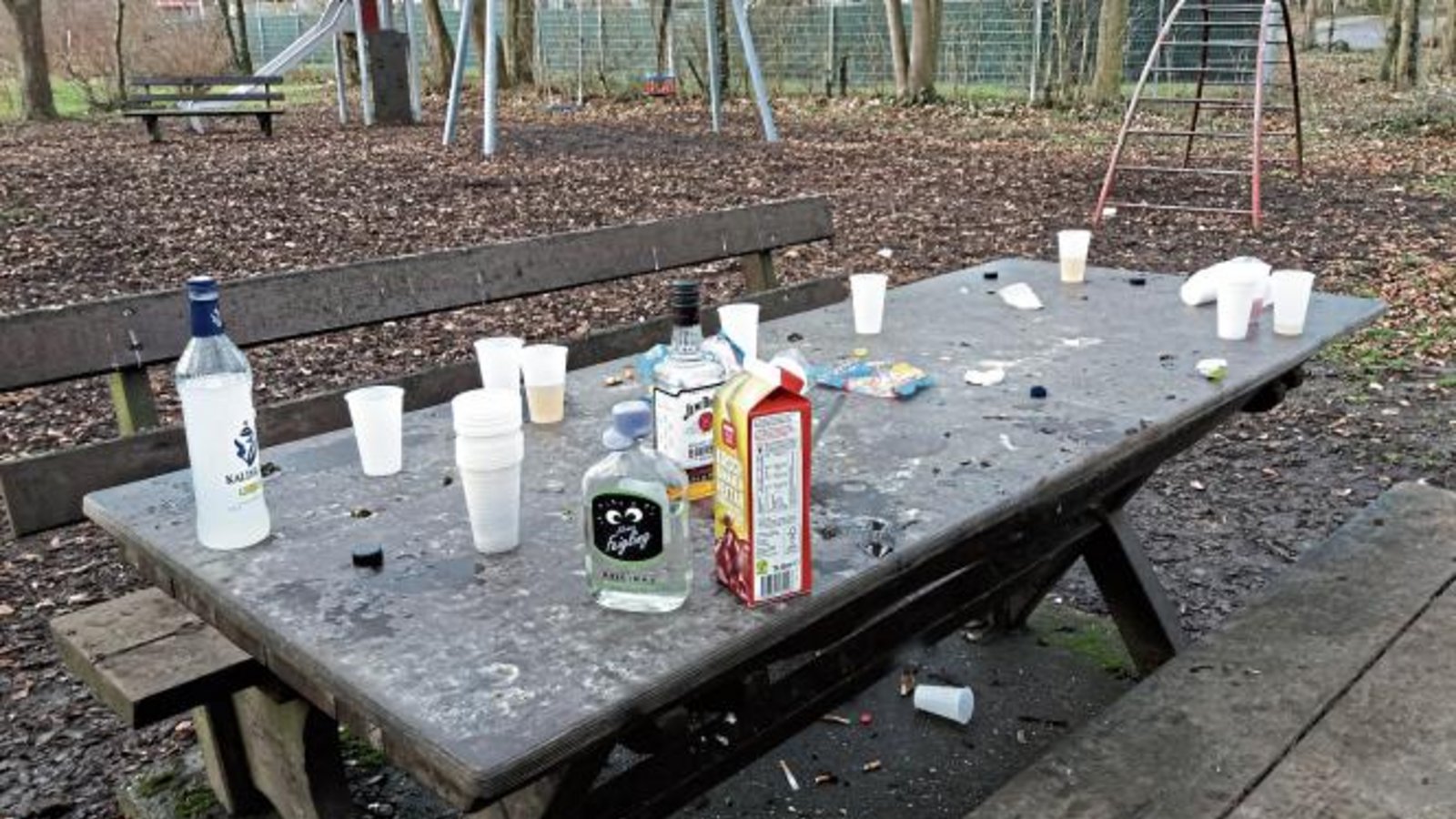 Am Kinderspielplatz am Vaihinger Rondell kommt es immer wieder zu Vermüllungen. „Heute früh war es jedoch am heftigsten“, schreibt unser Leser Karlheinz Gulich zu seinem am Samstag aufgenommenen Foto. Für Mensch und Tier sei der Platz wegen Scherben nicht mehr gefahrlos zu betreten. Leider sei dies immer öfter zu beobachten. Am Kinderspielplatz am Vaihinger Rondell kommt es immer wieder zu Vermüllungen. „Heute früh war es jedoch am heftigsten“, schreibt unser Leser Karlheinz Gulich zu seinem am Samstag aufgenommenen Foto. Für Mensch und Tier sei der Platz wegen Scherben nicht mehr gefahrlos zu betreten. Leider sei dies immer öfter zu beobachten.