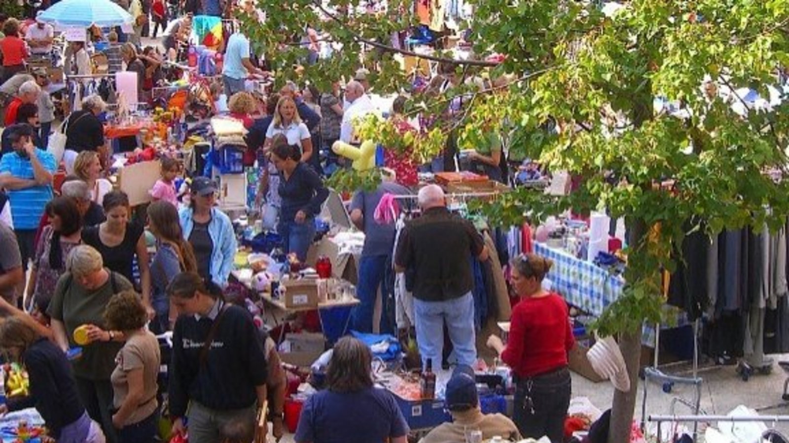 Beim Flohmarkt ist viel los. Foto: p
