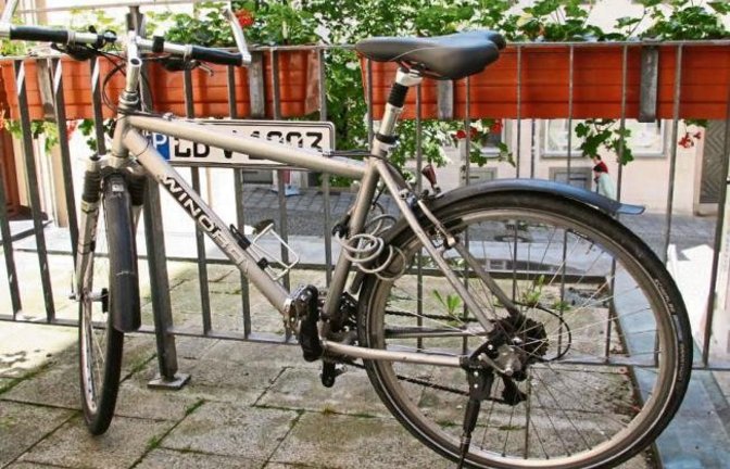In Vaihingen gehört zu Fahrrädern offenbar auch ein KFZ-Kennzeichen.  Foto: Rostek