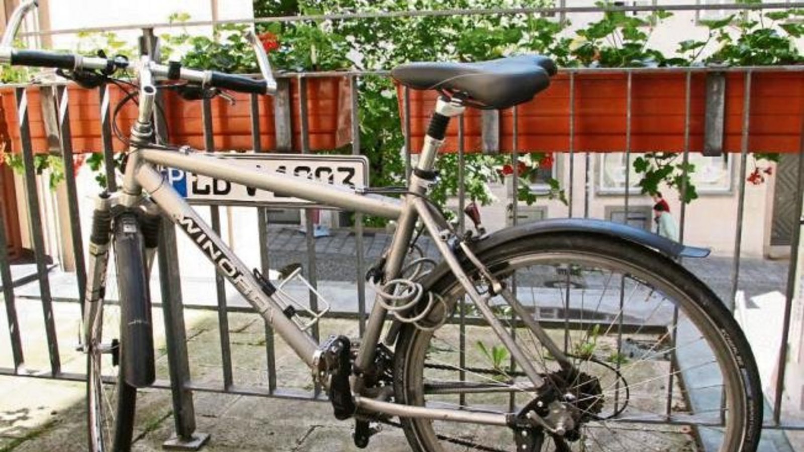 In Vaihingen gehört zu Fahrrädern offenbar auch ein KFZ-Kennzeichen.  Foto: Rostek
