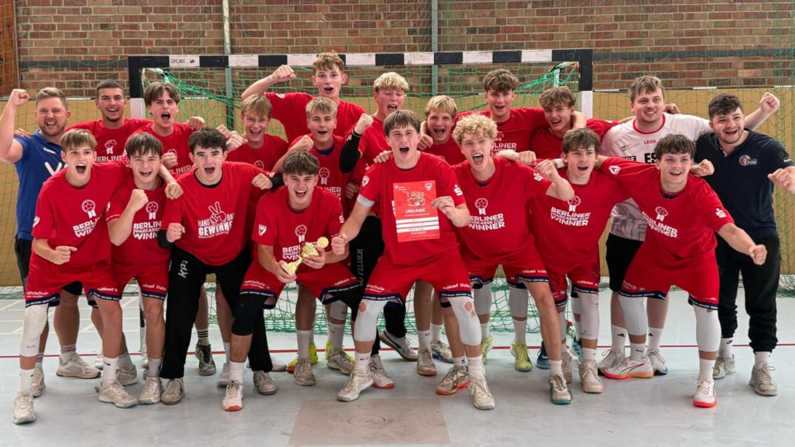 Freude pur: Die JANO-B-Jugendhandballer feiern den Sieg beim Sparkassen-Cup in Berlin.JANO FIlder Freude pur: Die JANO-B-Jugendhandballer feiern den Sieg beim Sparkassen-Cup in Berlin.JANO FIlder
