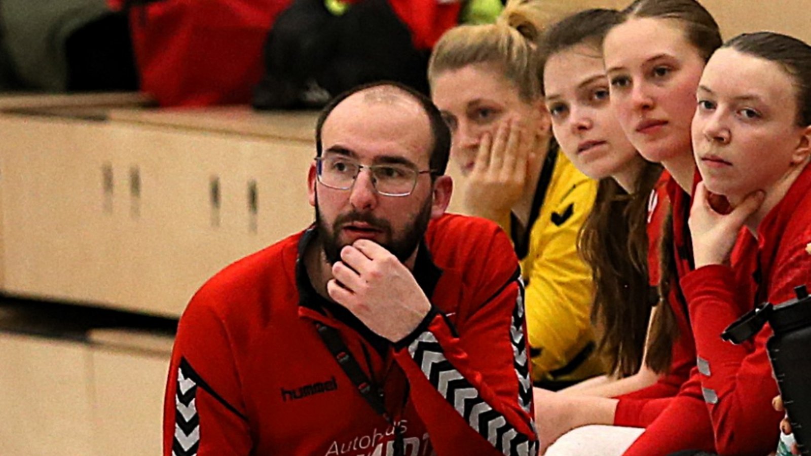 Handball, Bezirksoberliga Enz/Murr, Frauen, Saison 2024/2025, in der Vaihinger Kaltensteinhalle spielt der HC Metter-Enz gegen den TV Aldingen 27:28, hier für den HCME (in Rot):  Trainer Übungsleiter Stefan Sack mit den Spielerinnen auf der Bank