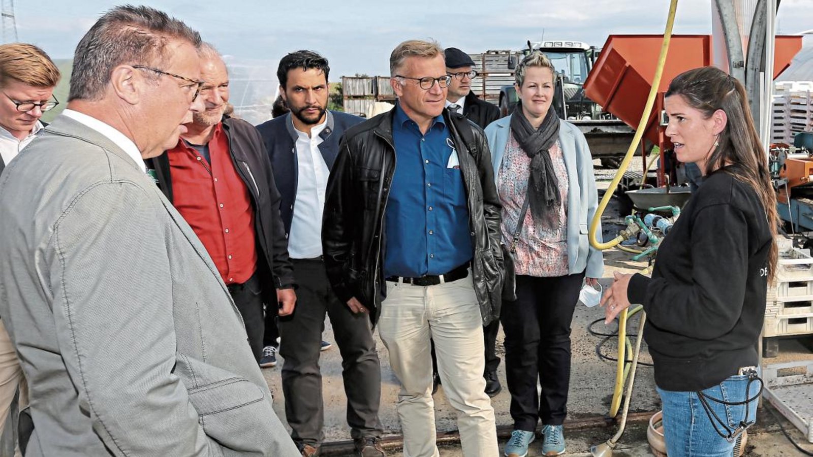 Zur Eröffnung der Öko-Aktionswochen 2021 hat sich Baden-Württembergs Landwirtschaftsminister Peter Hauk (links) auf dem Nussdorfer Biolandhof Laiseacker umgeschaut, dessen Betriebsleiterin Tabea Sanzio (rechts) über den Hof führte. Foto: Küppers