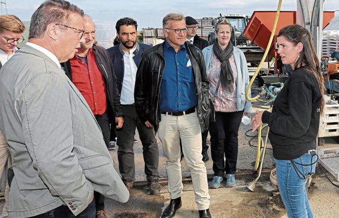 Zur Eröffnung der Öko-Aktionswochen 2021 hat sich Baden-Württembergs Landwirtschaftsminister Peter Hauk (links) auf dem Nussdorfer Biolandhof Laiseacker umgeschaut, dessen Betriebsleiterin Tabea Sanzio (rechts) über den Hof führte. Foto: Küppers