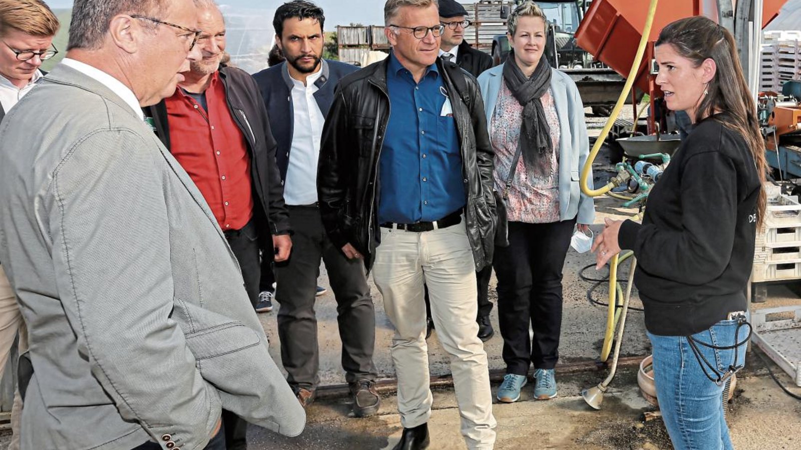 Zur Eröffnung der Öko-Aktionswochen 2021 hat sich Baden-Württembergs Landwirtschaftsminister Peter Hauk (links) auf dem Nussdorfer Biolandhof Laiseacker umgeschaut, dessen Betriebsleiterin Tabea Sanzio (rechts) über den Hof führte. Foto: Küppers