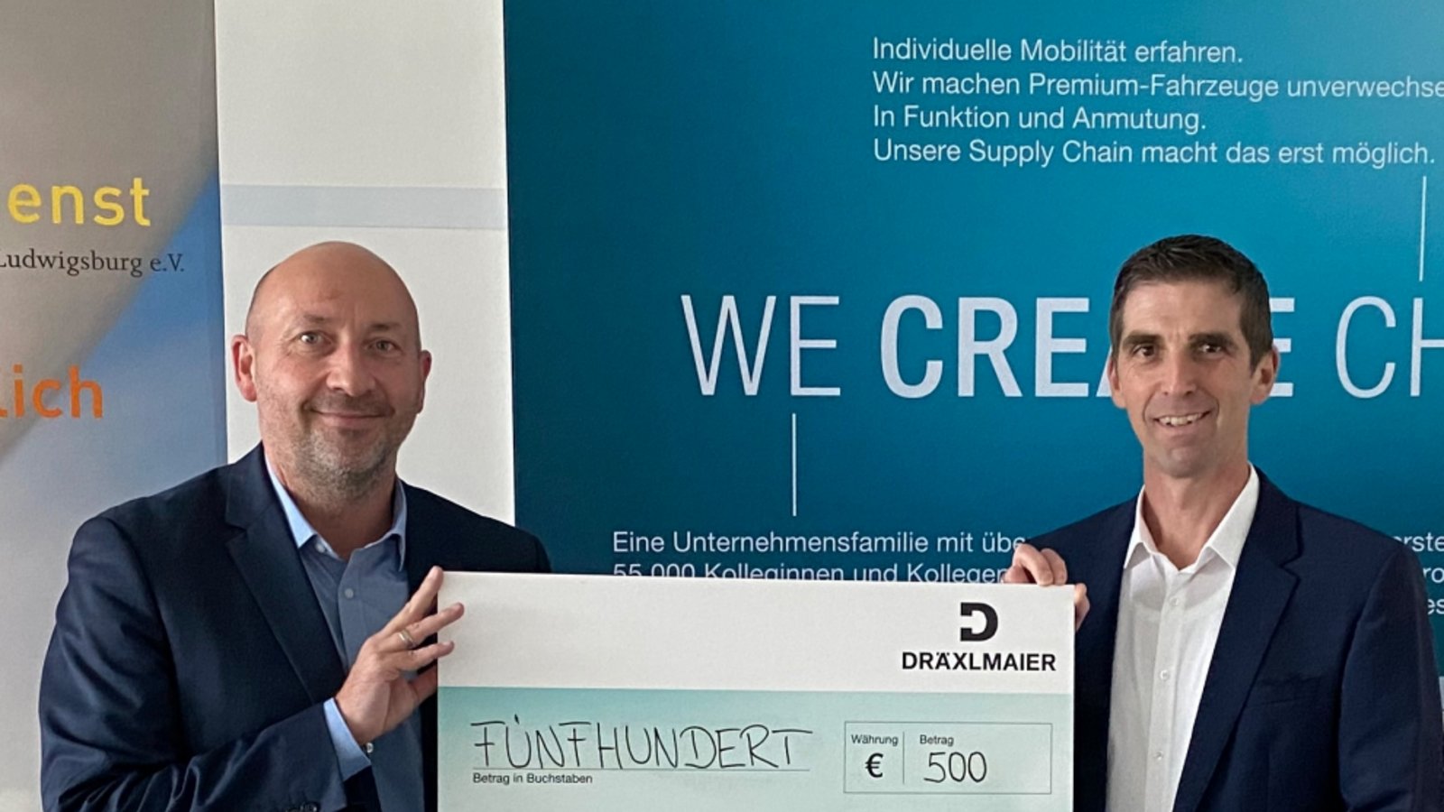 Gunther Wössner (rechts), Standortleiter von Dräxlmaier in Sachsenheim, übergibt Hardy Sauer, Geschäftsführer der Hospizinitiative Ludwigsburg, symbolisch die Spende. Foto: p Gunther Wössner (rechts), Standortleiter von Dräxlmaier in Sachsenheim, übergibt Hardy Sauer, Geschäftsführer der Hospizinitiative Ludwigsburg, symbolisch die Spende. Foto: p