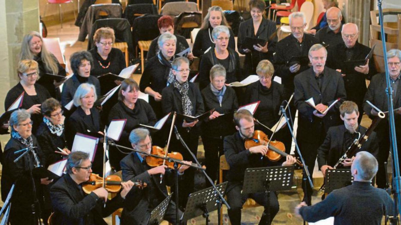 Gemeinsam mit Solisten und Gastmusikern führte der Illinger Kirchenchor die Johannespassion auf. Foto: Stahlfeld Gemeinsam mit Solisten und Gastmusikern führte der Illinger Kirchenchor die Johannespassion auf. Foto: Stahlfeld