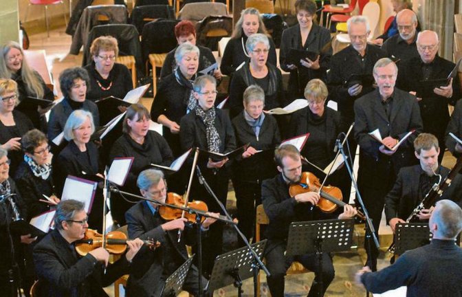 Gemeinsam mit Solisten und Gastmusikern führte der Illinger Kirchenchor die Johannespassion auf. Foto: Stahlfeld