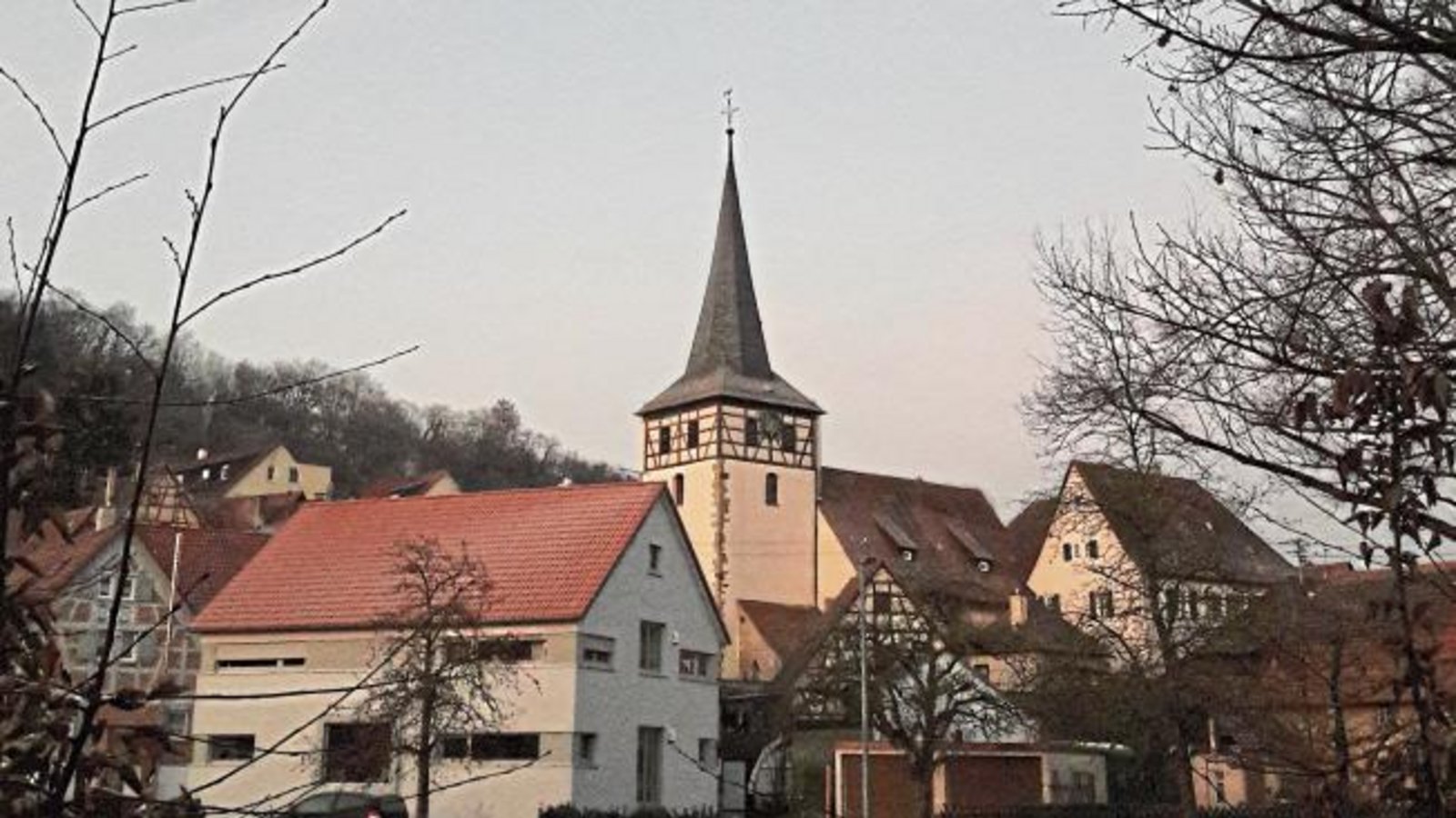 Harmonie von Neubau und Fachwerk bei der Morgenansicht von Aurich.  Foto: Rücker