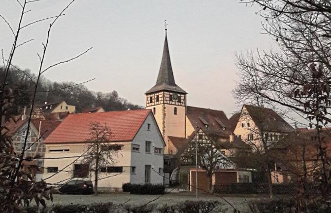 Harmonie von Neubau und Fachwerk bei der Morgenansicht von Aurich.  Foto: Rücker