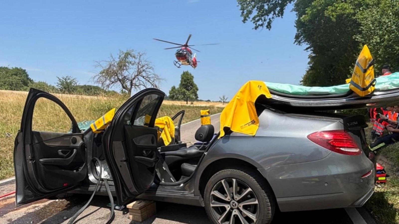 Die Feuerwehr öffnet dass Dach des Autos. Foto: Feuerwehr Vaihingen