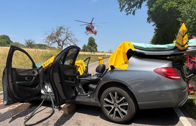 Die Feuerwehr öffnet dass Dach des Autos. Foto: Feuerwehr Vaihingen