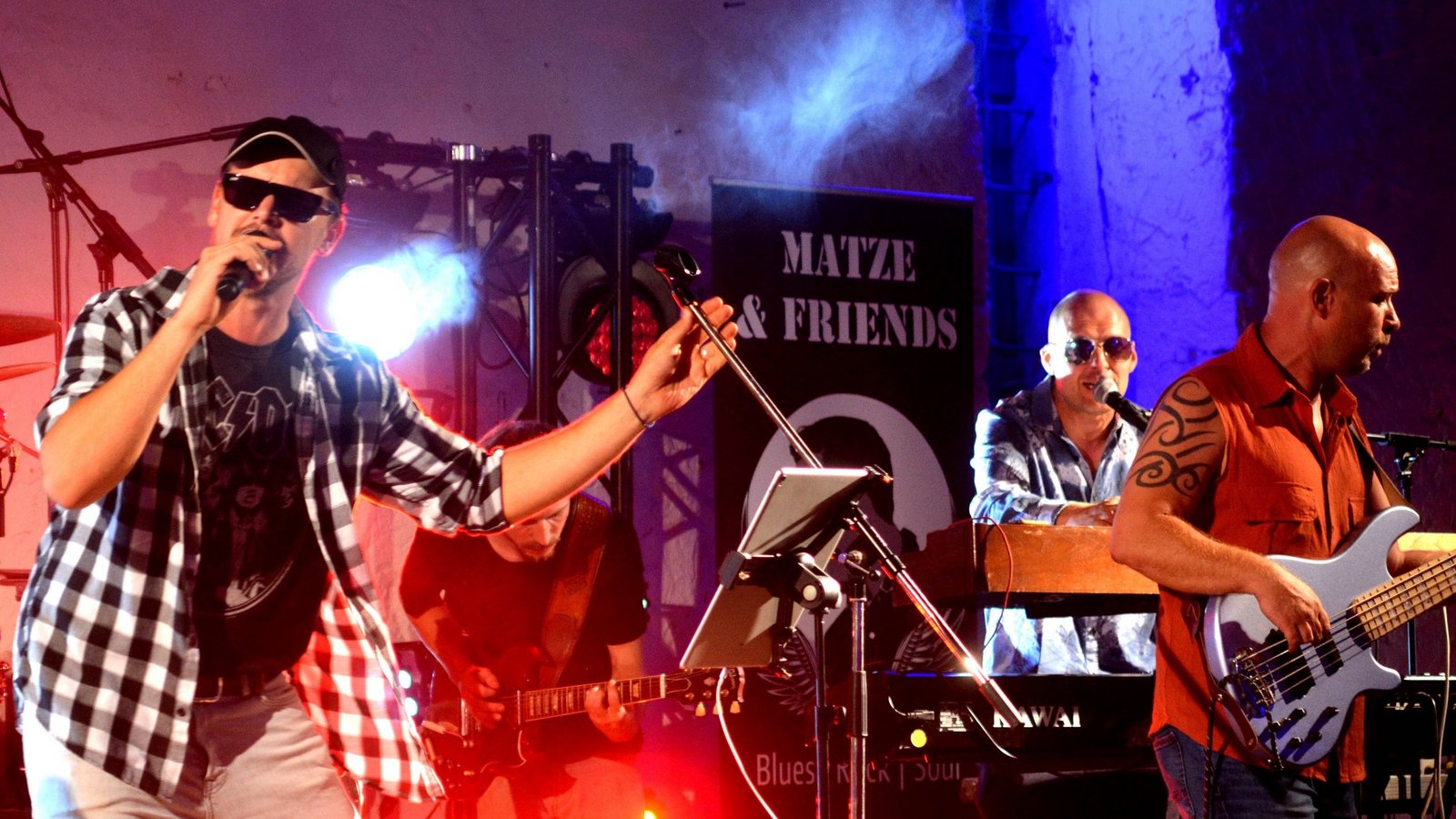 Matze Gutstein (links) und seine musikalischen Freunde sind die Headliner bei Rock am Bach. Fotos: Stahlfeld Matze Gutstein (links) und seine musikalischen Freunde sind die Headliner bei Rock am Bach. Fotos: Stahlfeld