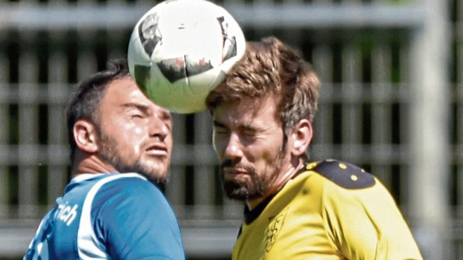 In Ensingen liefern sich Johannes Carl (rechts) und der Auricher Darko Boshevski ein Kopfballduell. Am Ende eines Sommerspiels haben die Gastgeber mit 6:0 die Nase vorn. Foto: Leitner