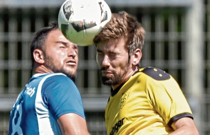 In Ensingen liefern sich Johannes Carl (rechts) und der Auricher Darko Boshevski ein Kopfballduell. Am Ende eines Sommerspiels haben die Gastgeber mit 6:0 die Nase vorn. Foto: Leitner