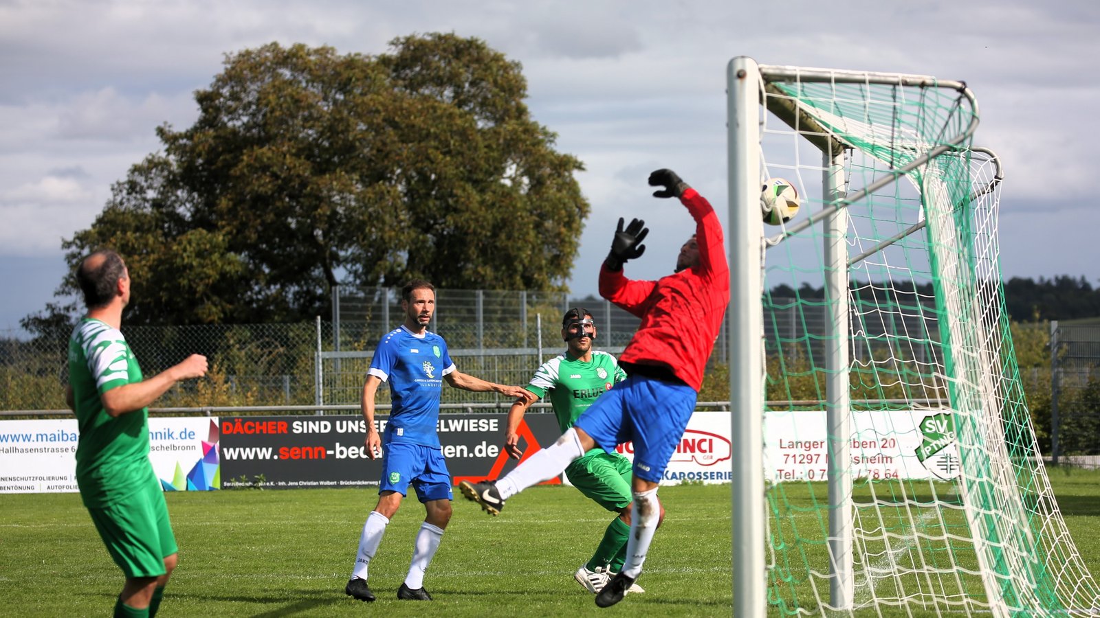 Machtlos: Dusan Djuric, der beim VfR Sersheim im Tor eingesprungen ist, muss den Schuss von Werthwein zum 4:0 passieren lassen. Foto: Küppers Machtlos: Dusan Djuric, der beim VfR Sersheim im Tor eingesprungen ist, muss den Schuss von Werthwein zum 4:0 passieren lassen. Foto: Küppers