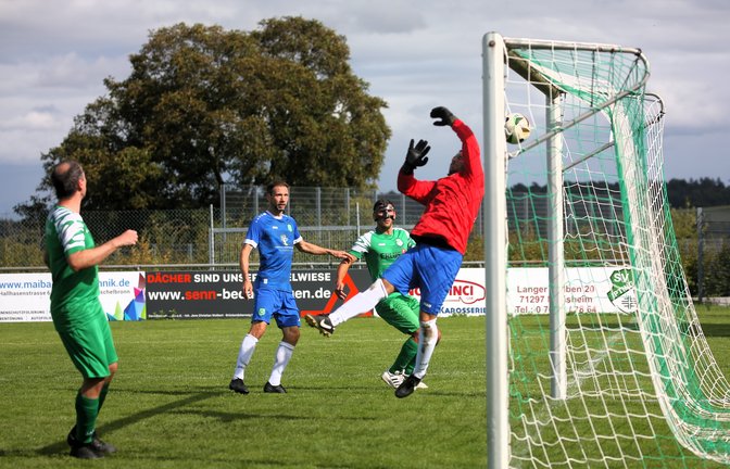 Machtlos: Dusan Djuric, der beim VfR Sersheim im Tor eingesprungen ist, muss den Schuss von Werthwein zum 4:0 passieren lassen. <span class='image-autor'>Foto: Küppers</span>