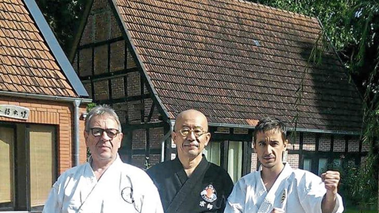 Weltmeister Albert Singer (vorne) und Michael Lesic (dahinter) waren mit ihrem Trainer Marc Kerduff Gäste von Ichido Matsuo. Der Meister aus Japan hatte sie ins Kloster eingeladen. Foto: privat Weltmeister Albert Singer (vorne) und Michael Lesic (dahinter) waren mit ihrem Trainer Marc Kerduff Gäste von Ichido Matsuo. Der Meister aus Japan hatte sie ins Kloster eingeladen. Foto: privat
