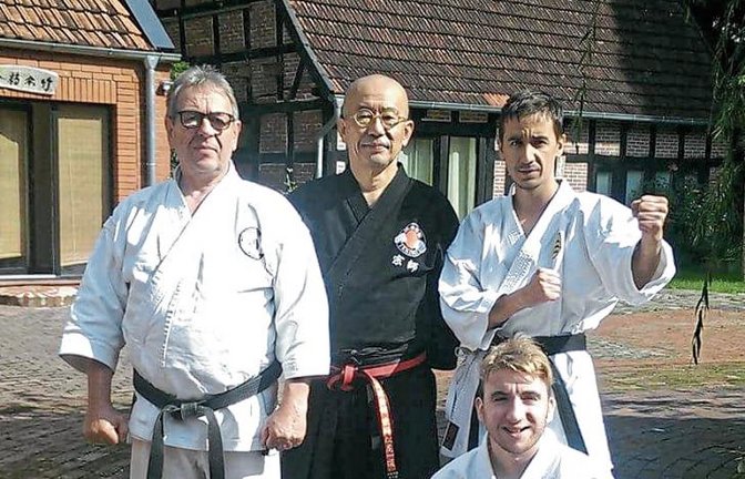 Weltmeister Albert Singer (vorne) und Michael Lesic (dahinter) waren mit ihrem Trainer Marc Kerduff Gäste von Ichido Matsuo. Der Meister aus Japan hatte sie ins Kloster eingeladen.   Foto: privat
