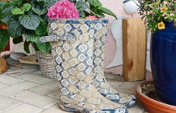 Dreckige Schuhe? Einfach mal vor die Tür stellen und auf eine putzfreudige Schuhfee hoffen. Gesehen in Aurich.  Foto: Rücker