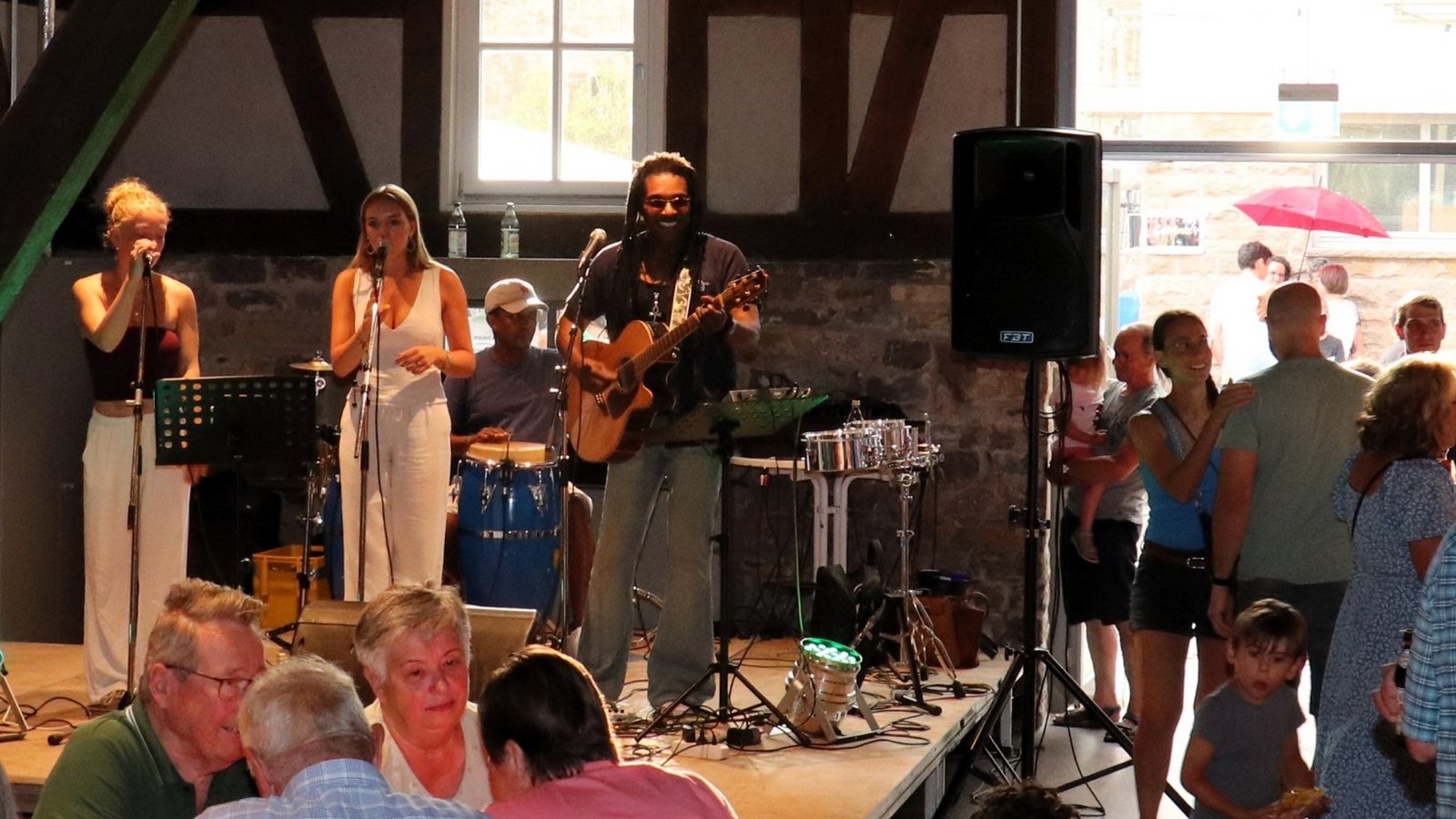 John Noville sorgt mit seiner Band für karibisches Flair in der Kelter. Fotos: Gergen John Noville sorgt mit seiner Band für karibisches Flair in der Kelter. Fotos: Gergen