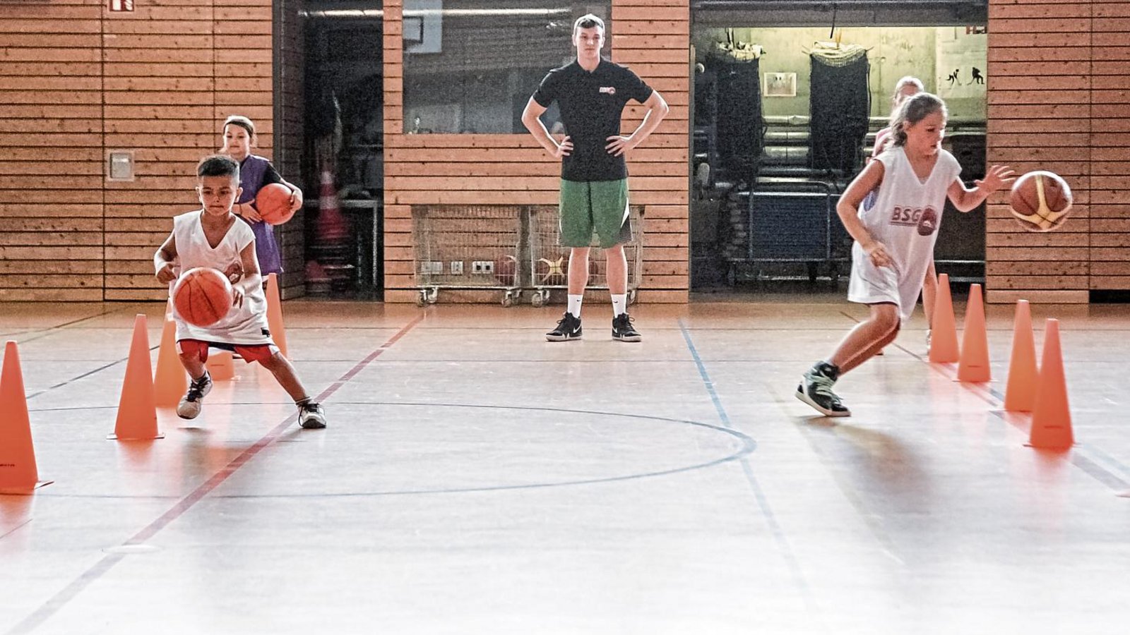 Wer umrundet den Kurs um die Pylonen am schnellsten? Beim Basketballcamp der BSG Vaihingen/Sachsenheim ging es um Technik und Taktik, aber auch um viel Spaß. Foto: Simecek Wer umrundet den Kurs um die Pylonen am schnellsten? Beim Basketballcamp der BSG Vaihingen/Sachsenheim ging es um Technik und Taktik, aber auch um viel Spaß. Foto: Simecek