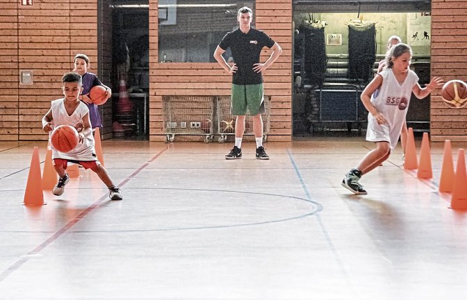 Wer umrundet den Kurs um die Pylonen am schnellsten? Beim Basketballcamp der BSG Vaihingen/Sachsenheim ging es um Technik und Taktik, aber auch um viel Spaß. Foto: Simecek