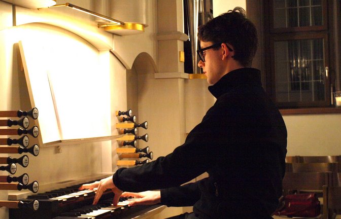 Organist Philipp Kaufmann interpretiert mit tiefer Hingabe Orgelwerke aus dem Barock und der Romantik.  <span class='image-autor'>Foto: Filitz</span>