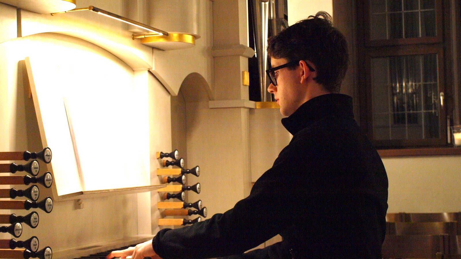 Organist Philipp Kaufmann interpretiert mit tiefer Hingabe Orgelwerke aus dem Barock und der Romantik. Foto: Filitz Organist Philipp Kaufmann interpretiert mit tiefer Hingabe Orgelwerke aus dem Barock und der Romantik. Foto: Filitz
