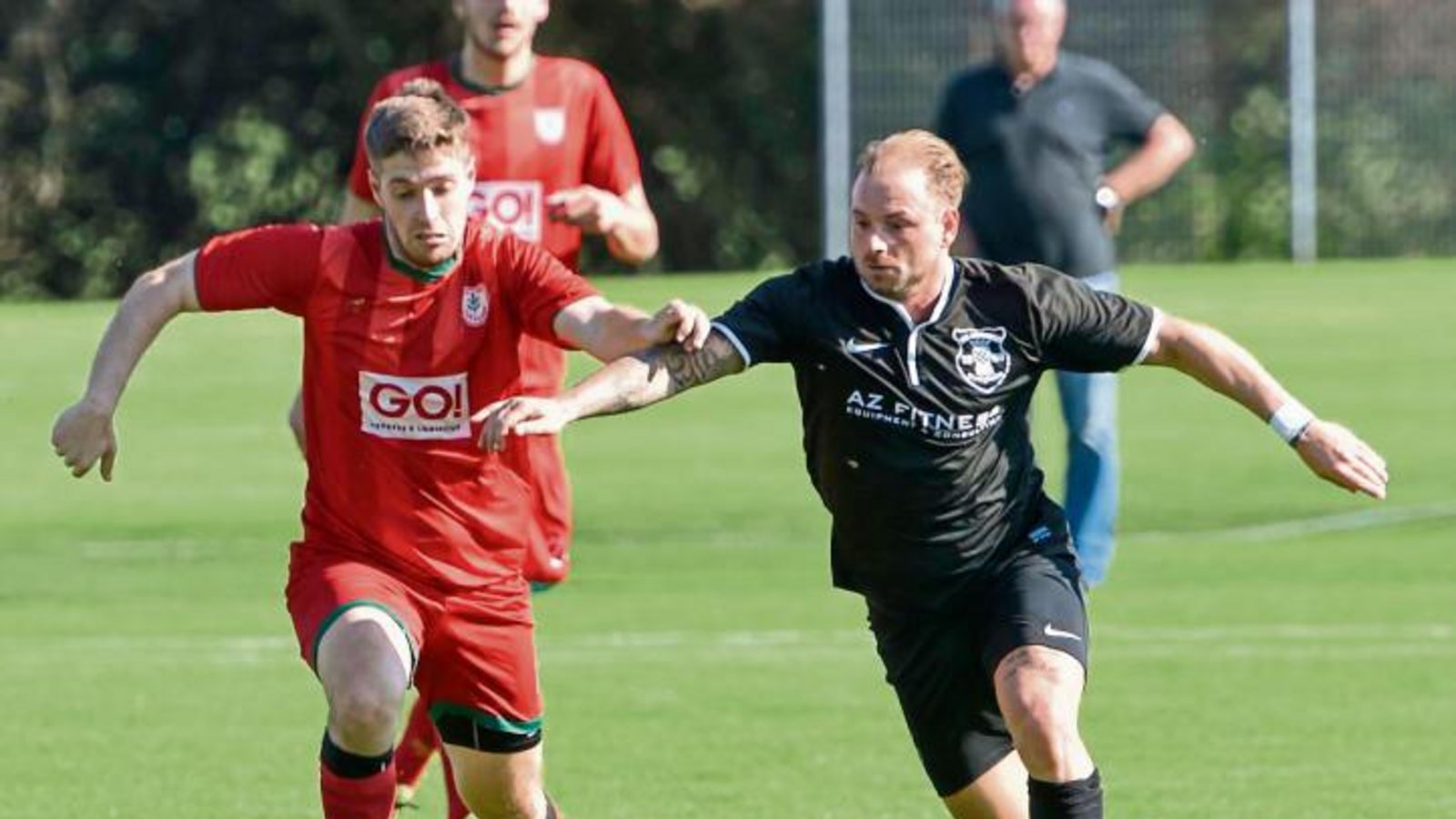 Nussdorfs Michael Späth (links) lässt Bietigheims Sezgin Kaya stehen. Am Ende gewann der TSV gegen Croatia mit 3:0 und stürzte den Tabellenführer damit vom Thron. Foto: Leitner