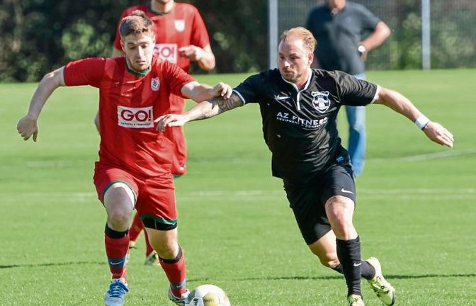Nussdorfs Michael Späth (links) lässt Bietigheims Sezgin Kaya stehen. Am Ende gewann der TSV gegen Croatia mit 3:0 und stürzte den Tabellenführer damit vom Thron. Foto: Leitner