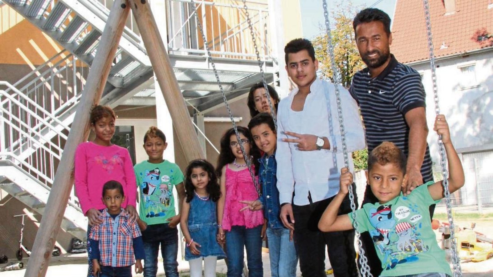 Unterkunftsleiter Sezai Özdemir hat einen guten Draht zu den Flüchtlingsfamilien in Illingen.  Foto: Banholzer