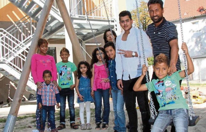 Unterkunftsleiter Sezai Özdemir hat einen guten Draht zu den Flüchtlingsfamilien in Illingen.  Foto: Banholzer