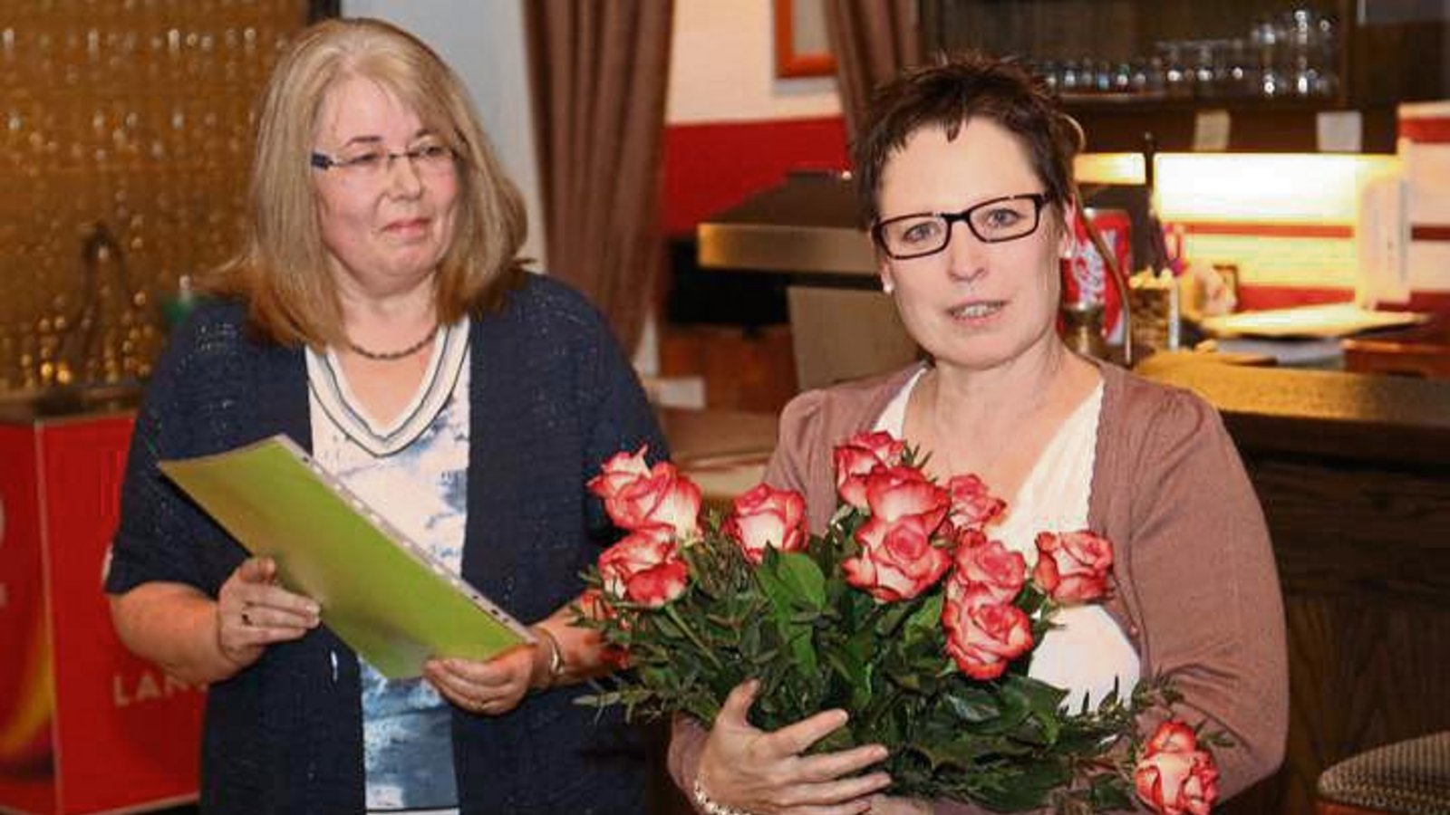 Karin Geske (rechts) gibt ihr Vorstandsamt beim TV Sersheim ab. Foto: p Karin Geske (rechts) gibt ihr Vorstandsamt beim TV Sersheim ab. Foto: p