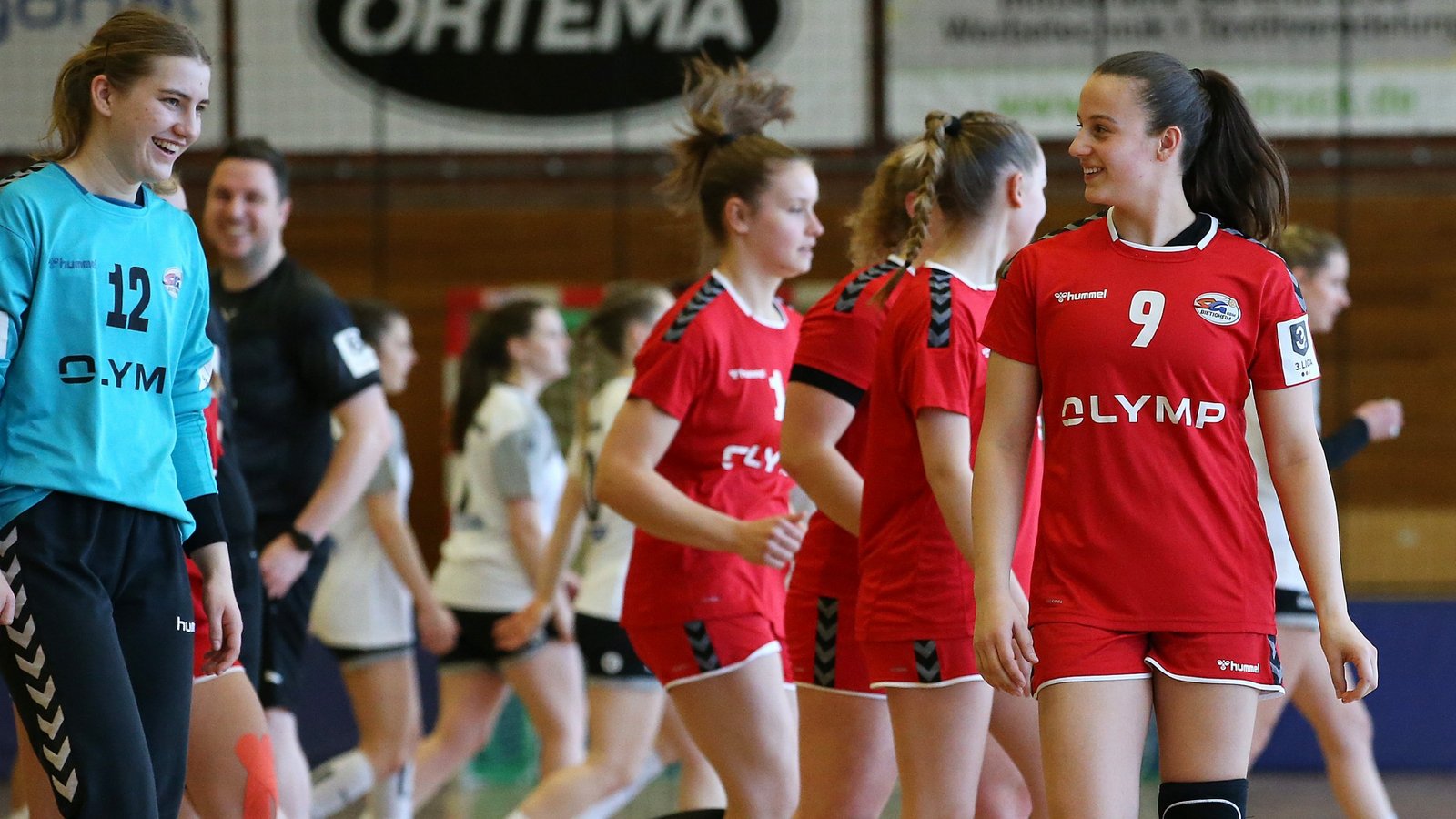 Für Gianina Bianco aus Vaihingen (rechts) bietet sich auch in der neuen Saison bei der SG BBM Bietigheim eine Perspektive, hochklassig Handball zu spielen. Die Finanzierung für das Drkttliga- und das A-Jugend-Bundesliga-Team steht. Foto: Baumann Für Gianina Bianco aus Vaihingen (rechts) bietet sich auch in der neuen Saison bei der SG BBM Bietigheim eine Perspektive, hochklassig Handball zu spielen. Die Finanzierung für das Drkttliga- und das A-Jugend-Bundesliga-Team steht. Foto: Baumann