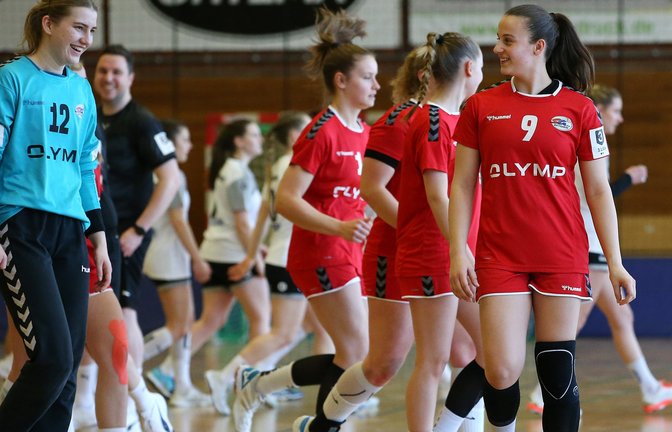 Für Gianina Bianco aus Vaihingen (rechts) bietet sich auch in der neuen Saison bei der SG BBM Bietigheim eine Perspektive, hochklassig Handball zu spielen. Die Finanzierung für das Drkttliga- und das A-Jugend-Bundesliga-Team steht. <span class='image-autor'>Foto: Baumann</span>