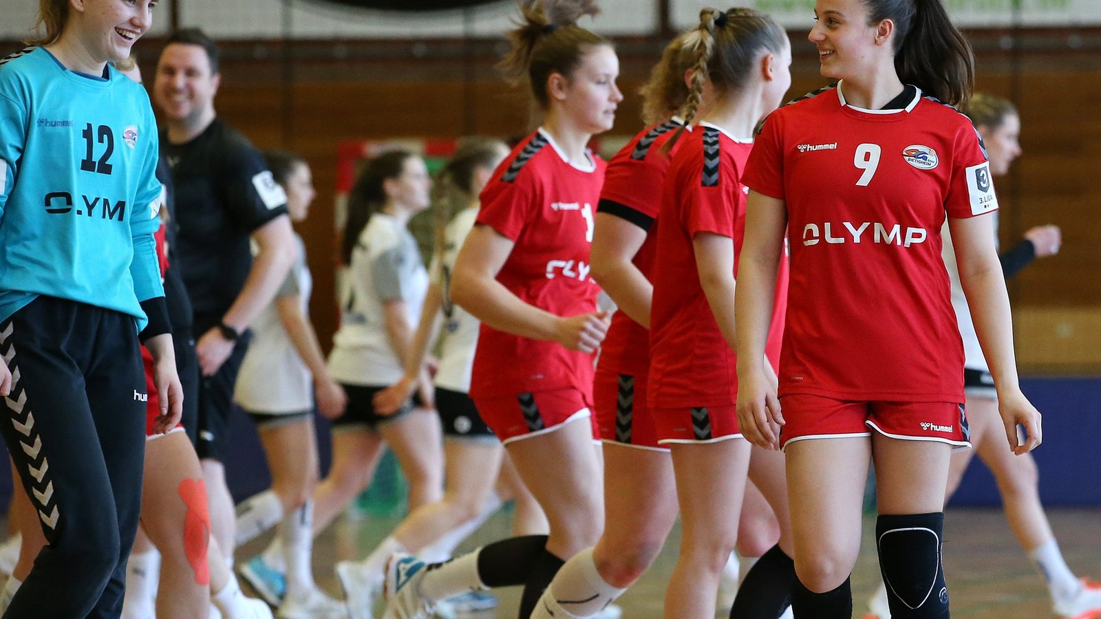 Für Gianina Bianco aus Vaihingen (rechts) bietet sich auch in der neuen Saison bei der SG BBM Bietigheim eine Perspektive, hochklassig Handball zu spielen. Die Finanzierung für das Drkttliga- und das A-Jugend-Bundesliga-Team steht. Foto: Baumann