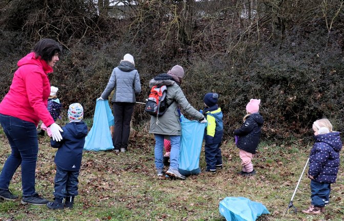 De Jüngsten beteiligen sich ebenfalls an der Oberriexinger Frühjahrsputzaktion. <span class='image-autor'>Fotos: Gergen</span>