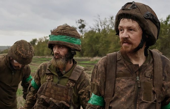 Nach dem Grauen an der Front: Auf diesem Foto, das vom Pressedienst der 65. mechanisierten Brigade der Ukraine zur Verfügung gestellt wurde, sind Soldaten zu sehen, die von einem langen Einsatz an der Front in der Region Saporischschja in der Ukraine zurückkehren.<span class='image-autor'>Foto: Andriy Andriyenko/Ukrainian 65 Mechanized brigade/AP/dpa</span>