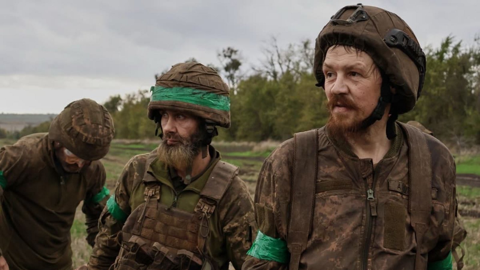 Nach dem Grauen an der Front: Auf diesem Foto, das vom Pressedienst der 65. mechanisierten Brigade der Ukraine zur Verfügung gestellt wurde, sind Soldaten zu sehen, die von einem langen Einsatz an der Front in der Region Saporischschja in der Ukraine zurückkehren.Foto: Andriy Andriyenko/Ukrainian 65 Mechanized brigade/AP/dpa Nach dem Grauen an der Front: Auf diesem Foto, das vom Pressedienst der 65. mechanisierten Brigade der Ukraine zur Verfügung gestellt wurde, sind Soldaten zu sehen, die von einem langen Einsatz an der Front in der Region Saporischschja in der Ukraine zurückkehren.Foto: Andriy Andriyenko/Ukrainian 65 Mechanized brigade/AP/dpa