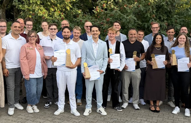 Freuen sich über ihren Oscar und ihren Schulabschluss: die Absolventinnen und Absolventen der Oscar-Walcker-Schule. <span class='image-autor'>Foto: p</span>