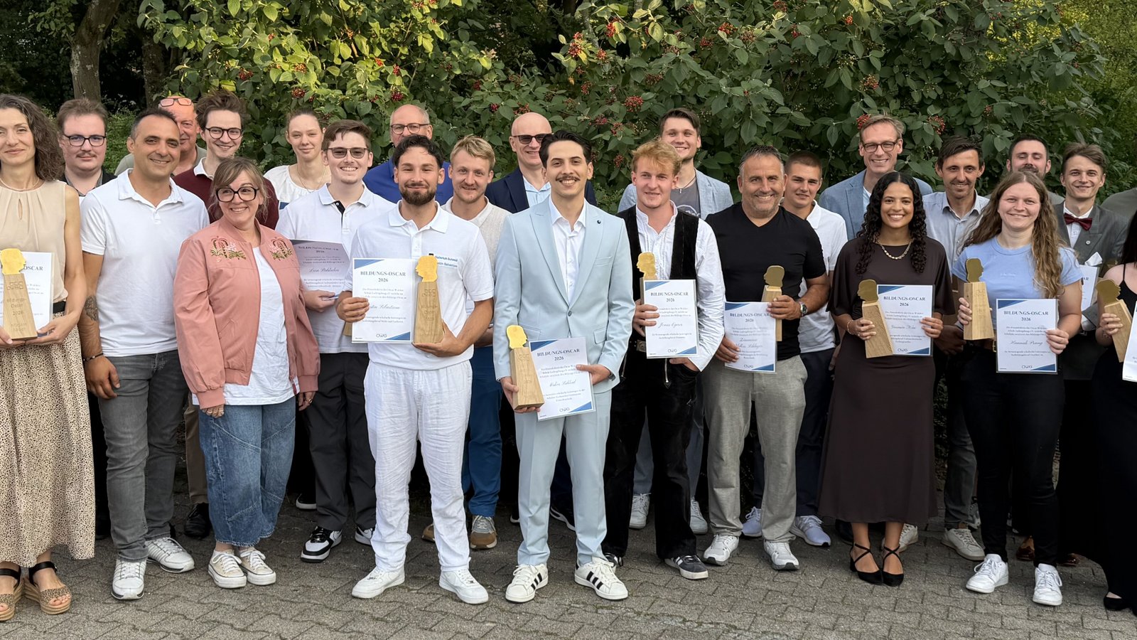 Freuen sich über ihren Oscar und ihren Schulabschluss: die Absolventinnen und Absolventen der Oscar-Walcker-Schule. Foto: p Freuen sich über ihren Oscar und ihren Schulabschluss: die Absolventinnen und Absolventen der Oscar-Walcker-Schule. Foto: p