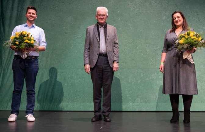 Einer hat sein Amt schon aufgegeben, zwei weitere folgen: Der damalige Ministerpräsident Winfried Kretschmann (Bildmitte), eingerahmt von den 2021 gewählten Grünen-Landeschefs Lena Schwelling und Pascal Haggenmüller.<span class='image-autor'>Marijan Murat/dpa</span>